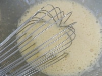 卵は常温に戻しておきます。ボウルに卵を割り入れ、溶いたところに砂糖を加えます。4～5分泡立て器でもったりしたクリーム色になるまでよく混ぜます。クリーム色になったら、オリーブ油を加えて手早く混ぜます。