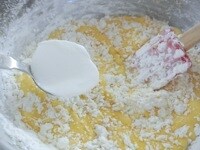 牛乳とヨーグルトを合わせ、なめらかになるまで混ぜます。<br />
3に、ふるっておいた粉類の半分の量を加えてざっとゴムベラなどで混ぜたら、牛乳とヨーグルトを混ぜたものを半分加え、またゴムベラで手早く混ぜます。この作業を2回繰りかえして生地を作ります。