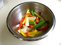 オクラはがくを切り落とします、他の野菜は5cmながさの細切りにします。ボウルに漬け込む野菜を入れ、塩小さじ1をまぶして5分ほど置いておきます。