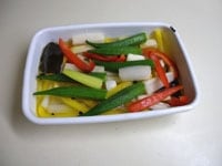 塩をまぶした野菜を加え混ぜ合わせます。半日ほど冷蔵庫で漬け込みます。<br />
<br />