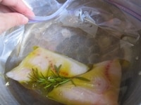 密封できるストックバッグに１のカジキとオリーブオイル、ローズマリーを入れ、水につけながら空気を抜き、密封する。