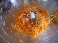 にんじんを千切りにし、クミン、塩、オレンジの絞り汁を加えてよく混ぜる。それを５の上に載せて完成。