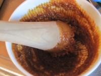 味噌、酢、きび砂糖を合わせてよく混ぜ合わせる。これを2と混ぜて完成。