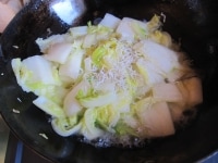 白菜がとろとろに柔くなったら、しらすを加えて、さっと混ぜて完成。