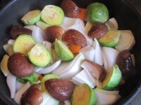野菜はすべて一口大に切る。鍋ににんじんと水（分量外）1カップほど、塩を入れて中火にかける。にんじんに火が通ったらじゃがいもと新たまねぎを入れ、火が通ったらしいたけと芽キャベツを入れる。芽キャベツに火が通ったら火を止め、よく混ぜる。