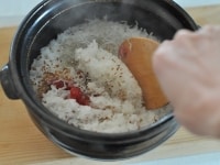 ご飯が炊けたら、ごまとじゃこを加え、梅干をつぶしながら全体をさっくりと混ぜ合わせます。