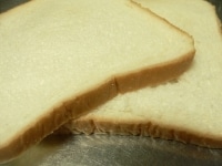 6枚切りの食パンの厚さを半分に切る。<br />