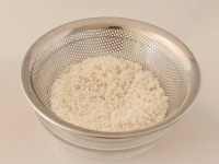 もち米は30分ほど水に漬けて水気をきっておく。<br />