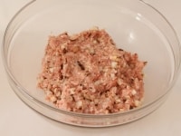 豚ひき肉・オイスターソース・しょうゆ・酒・片栗粉をよく混ぜ合わせ2を加えてざっと混ぜる。