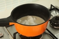牛乳は煮立たせると風味が落ちるので煮立たせないようにゴムベラで混ぜながら中火で温めます。