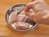 骨を取り除いた鯛は、食べやすい大きさに切り分けた後、塩こしょう（分量外）にて下味をつけておきます。<br />
<br />
また、鯛を焼く前に、新たまねぎとスナップえんどうの下ごしらえも行います。新たまねぎは皮をむいて半分に切った後に6等分の串切りにし、スナップえんどうは筋を取ってから食べやすい大きさに切っておきます。