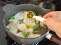 野菜に火が通ったら、分量の塩、薄口しょうゆ、オリーブオイルでスープに味をつけます。
