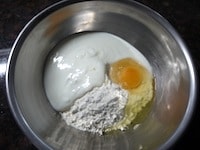 ホットケーキミックス、卵、ヨーグルトをボウルに入れ、泡立て器で全体にだまがなくなるまで、よく混ぜます。