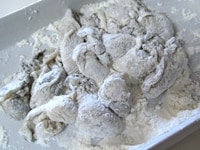 牡蠣に塩コショウを少々し、小麦粉（薄力粉）をまとわせます。