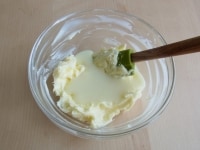 バターに粉砂糖を加え、やわかくなるまで練り、練乳も加える。<br />