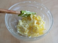 レモンの皮をおろし、バターに加える。冷めたフランスパン生地に切り目を入れ、レモンミルククリームをはさむ。