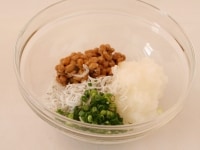 大根はすりおろして水気をきり、納豆はしょうゆを混ぜ合わせておく。小ねぎは小口切りにし、すべての材料を混ぜ合わせる。<br />
