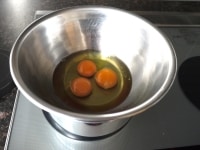 卵をボウルにいれ、湯煎にかけながら、泡立てます。
