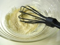 ボウルにバターを入れ、泡立て器でクリーム状に混ぜます。<br />
砂糖を加え、混ぜます。<br />