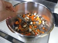 圧力鍋に水を切った大豆、2の具材、調味料を加えます。最後に大豆の戻し汁を、材料がひたひたに浸かるよう加え、全体をよく混ぜ合わせます。