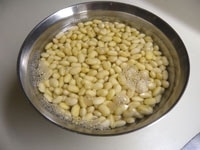 乾燥大豆は、さっと水洗いをして汚れをとり、大豆の3倍ほどの水（3カップ）に、一晩漬けて戻します。<br />
