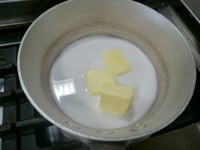 手鍋に水、牛乳、グラニュー糖、塩、バターを入れ、強火で一気に沸騰させる。この時、材料を完全に液体状にする。沸騰したら火を止める。<br />