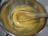 ボウルに卵黄を入れ溶きほぐしてから、グラニュー糖を入れ、白っぽくもったりとするまでホイッパーで混ぜ合わせる。そこに合わせてふるった薄力粉とコーンスターチを加え、粉気がなくなるぐらいまで混ぜる。<br />