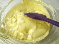 人肌に温めた牛乳を加え、混ぜます。<br />
クリームチーズは大きめにちぎりながら、加えます。<br />
ブラックペッパーはお好みの量を挽きいれ、全体をさっと混ぜます。
