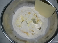 ボウルに薄力粉、強力粉、塩を入れ、ホイッパーでよく混ぜる。そこに、1センチ角に切ったバターとサラダ油を加え、カードでサクサクと混ぜる。パラパラと砂のような状態にする。<br />