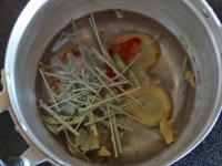 鍋で湯を沸かし、ハーブを加える