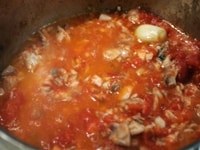 2のサバを煮込んでいる鍋に、崩したトマトホールを入れ、トマトの色がオレンジ色になり、サバがほどける位になるまで煮込み、アルデンテに茹でたリングイネに和えて、皿に盛り、イタリアンパセリをふる。