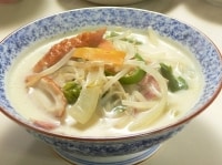 麺を入れずに作った野菜たっぷりちゃんぽんスープは竹輪入り。味付けは薄めにする。<br />