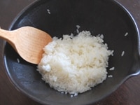 お米を研いだら、分量の水にお米を30分以上吸水させ、昆布をのせて炊きます。<br />
<br />
酢、砂糖、塩を混ぜて寿司酢を作っておきます。<br />
<br />
炊き上がったお米を飯台などにあけて、寿司酢をまわしかけ、混ぜ合わせます。これをうちわで扇いで冷ましたら、2等分にします。<br />
