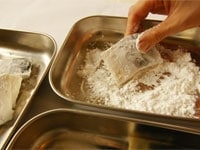 塩サバを食べやすい大きさに切り、水気をよく拭いてから、片栗粉をまぶします。<br />