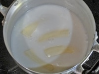 鍋にココナッツミルク、水、砂糖、塩を入れ温め、バナナを加えて煮る。バナナが煮えたら完成。<br />