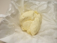 水気が抜けたら無塩の発酵バター完成。小分けして好きな味に味付けする。<br />