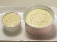 右側が塩味をつけた発酵バターで、左が蜂蜜バター。<br />