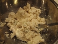木綿豆腐を入れ、つぶしながらチーズと絡ませるようにあえます。