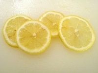 レモンを薄くスライスし、種を取り除きます。<br />