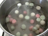 1～2センチに丸めた白玉を、多めの水を沸騰させた鍋に落としていきます。
白玉が浮いてきたら、30秒ほど待ち、水をはったボウルに取りだします。