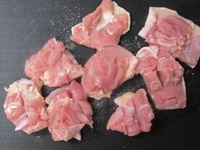 鶏肉は6～8等分に切り、厚みのある部分に深く切り込みを入れる。塩、こしょうをふり、揉みこむ。