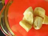 バナナを3－4個に切って、耐熱容器に入れ、電子レンジ（250-350ｗ）で約1分半加熱します。