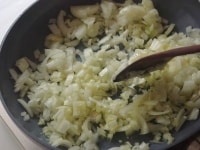 フライパンにオリーブオイルを熱し、みじん切りした玉ねぎとにんにくをしんなりするまで炒める。