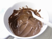 チョコレートを湯煎で溶かします。