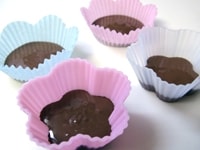 溶かしたチョコレートを型に注ぎます。5ミリ～1センチの量が目安です。