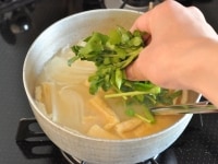 味噌を溶き入れたら、沸騰直前まで沸かします。<br />
クレソンを仕上げに加えて、さっとひと混ぜしてから椀によそって完成です。<br />