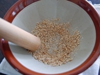 白ごまをすり鉢で5割ほどすりつぶします。そこへ醤油ときび砂糖を加えてよく混ぜ合わせます。<br />