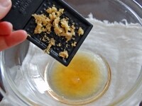 ボウルに黒酢、ごま油、塩、すりおろした生姜を入れて混ぜ合わせます。<br />
<br />
茹でたもやしを加えて、よく混ぜ合わせます。<br />
