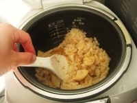 炊きあがったら数分蒸らし、ふたをあけしゃもじで下からすくいあげ、切るように軽く混ぜます。