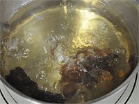 鍋に日本酒と潰した梅干を入れて中火にかけます。沸騰してきたら鰹節を加えます。